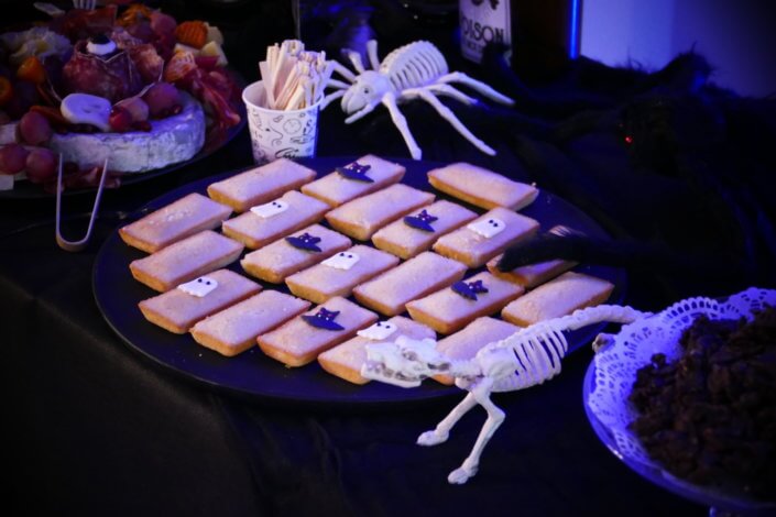 Evénement Halloween chez Genetec par Studio Candy avec grand buffet salé et sucré sur mesure, décoration de la salle, bar à cocktails, borne photos