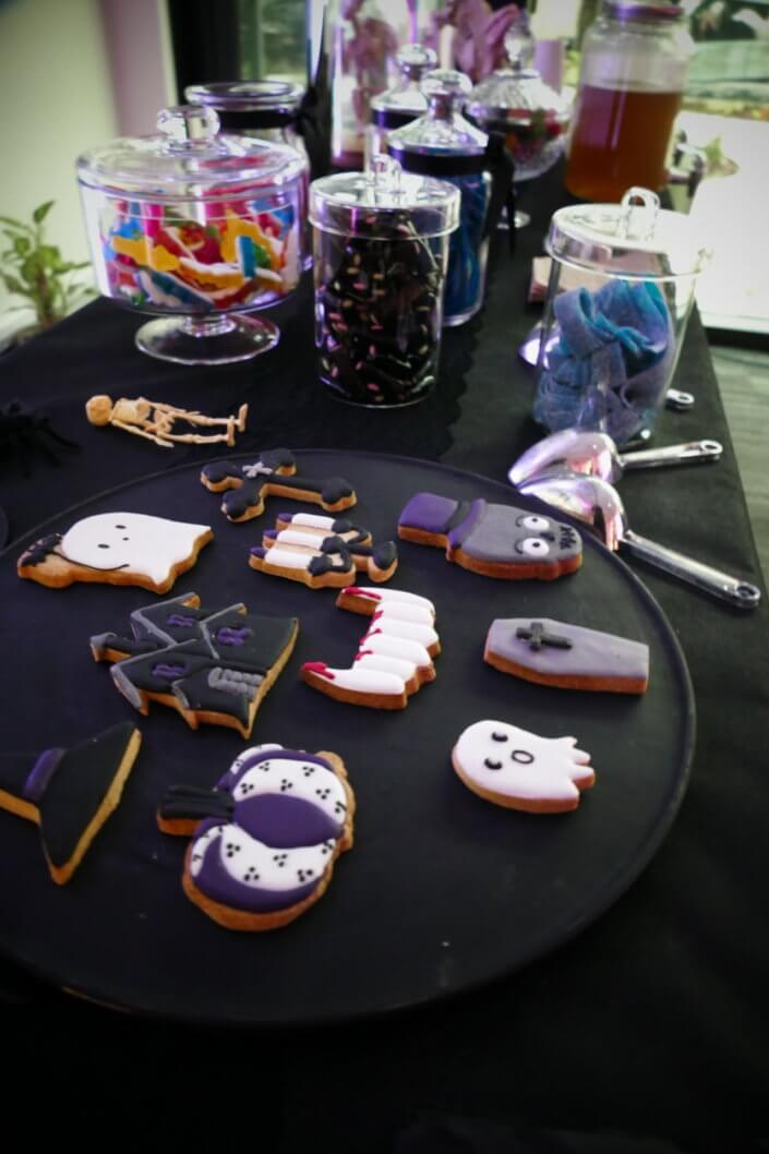 Evénement Halloween chez Genetec par Studio Candy avec grand buffet salé et sucré sur mesure, décoration de la salle, bar à cocktails, borne photos