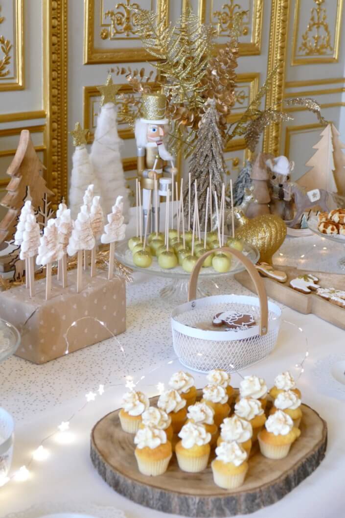 Goûter de Noël en or et blanc par Studio Candy pour le CIC avec scénographie et art de la table sur mesure, pâtisseries de Noël et candy bar