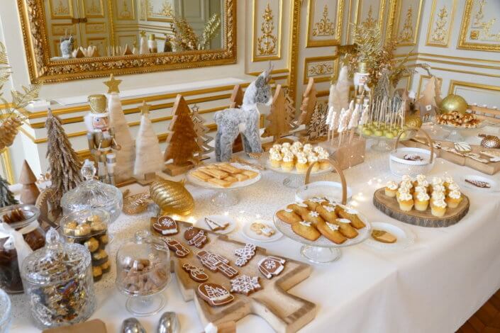 Goûter de Noël en or et blanc par Studio Candy pour le CIC avec scénographie et art de la table sur mesure, pâtisseries de Noël et candy bar