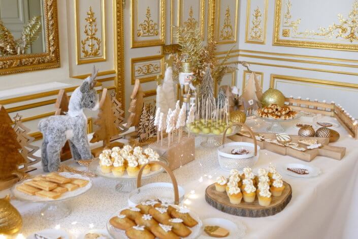 Goûter de Noël en or et blanc par Studio Candy pour le CIC avec scénographie et art de la table sur mesure, pâtisseries de Noël et candy bar