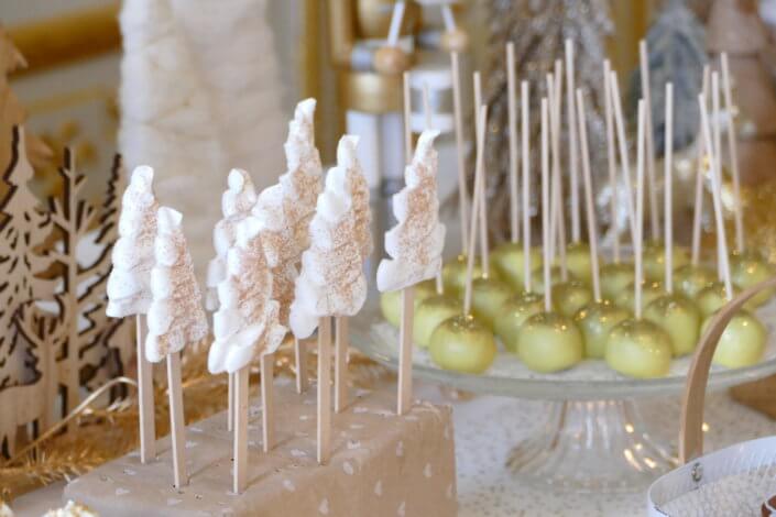 Goûter de Noël en or et blanc par Studio Candy pour le CIC avec scénographie et art de la table sur mesure, pâtisseries de Noël et candy bar