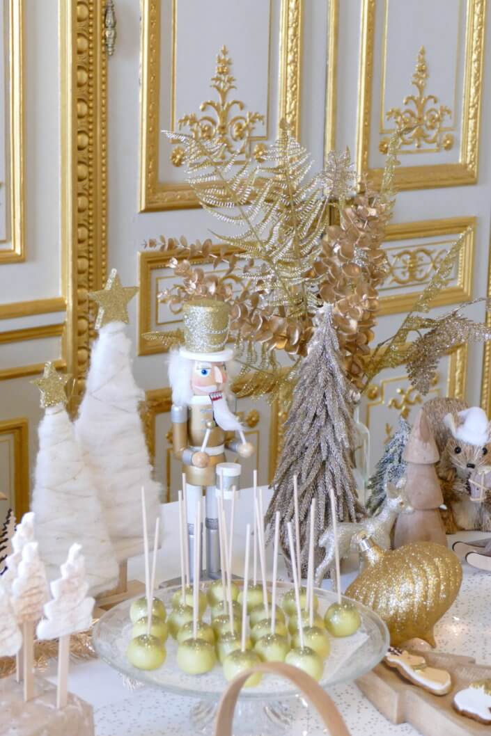 Goûter de Noël en or et blanc par Studio Candy pour le CIC avec scénographie et art de la table sur mesure, pâtisseries de Noël et candy bar