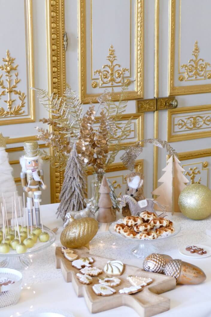 Goûter de Noël en or et blanc par Studio Candy pour le CIC avec scénographie et art de la table sur mesure, pâtisseries de Noël et candy bar