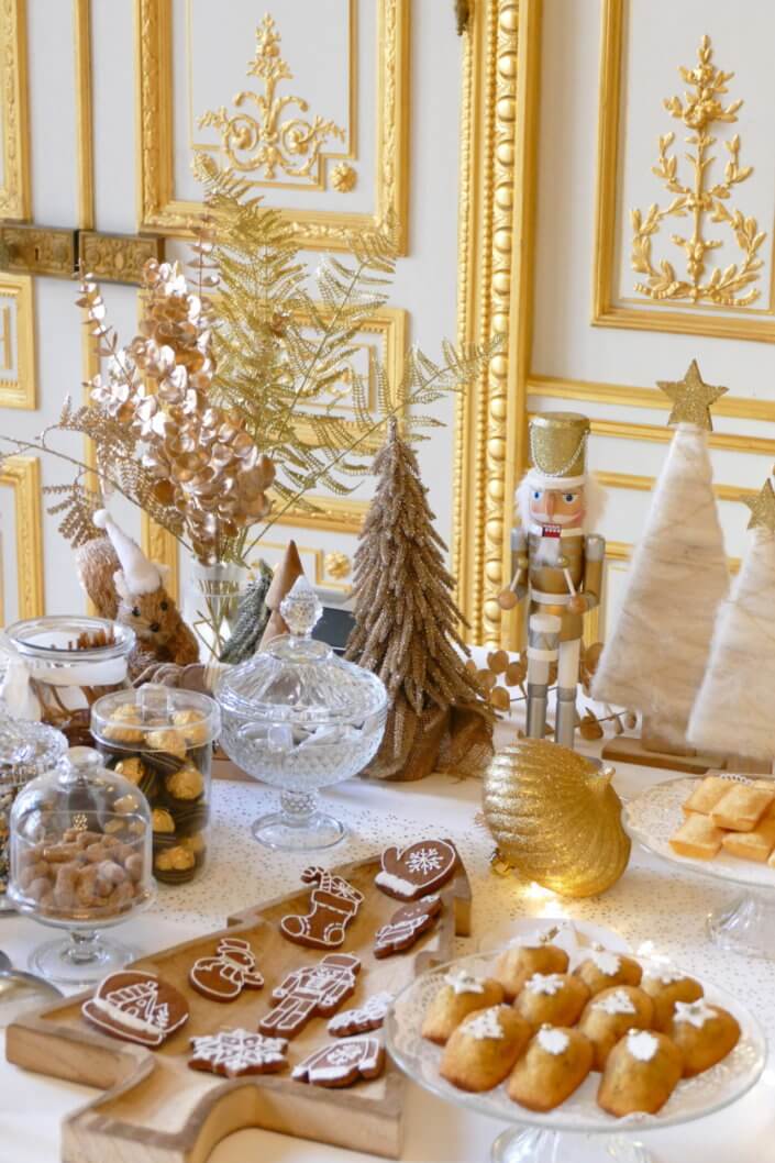 Goûter de Noël en or et blanc par Studio Candy pour le CIC avec scénographie et art de la table sur mesure, pâtisseries de Noël et candy bar