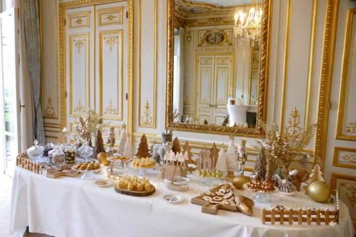 Goûter de Noël en or et blanc par Studio Candy pour le CIC avec scénographie et art de la table sur mesure, pâtisseries de Noël et candy bar