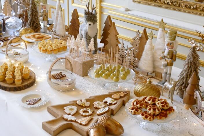 Goûter de Noël en or et blanc par Studio Candy pour le CIC avec scénographie et art de la table sur mesure, pâtisseries de Noël et candy bar