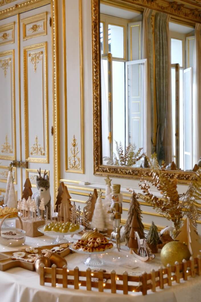 Goûter de Noël en or et blanc par Studio Candy pour le CIC avec scénographie et art de la table sur mesure, pâtisseries de Noël et candy bar