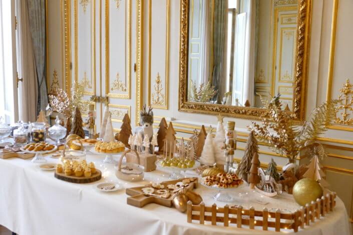 Goûter de Noël en or et blanc par Studio Candy pour le CIC avec scénographie et art de la table sur mesure, pâtisseries de Noël et candy bar