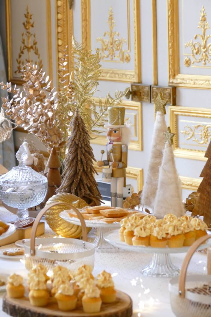 Goûter de Noël en or et blanc par Studio Candy pour le CIC avec scénographie et art de la table sur mesure, pâtisseries de Noël et candy bar