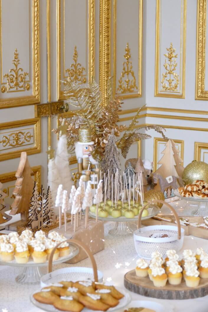 Goûter de Noël en or et blanc par Studio Candy pour le CIC avec scénographie et art de la table sur mesure, pâtisseries de Noël et candy bar