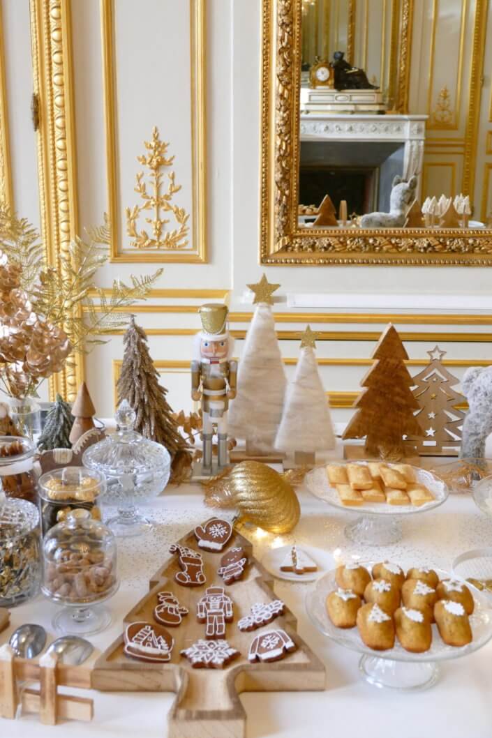 Goûter de Noël en or et blanc par Studio Candy pour le CIC avec scénographie et art de la table sur mesure, pâtisseries de Noël et candy bar