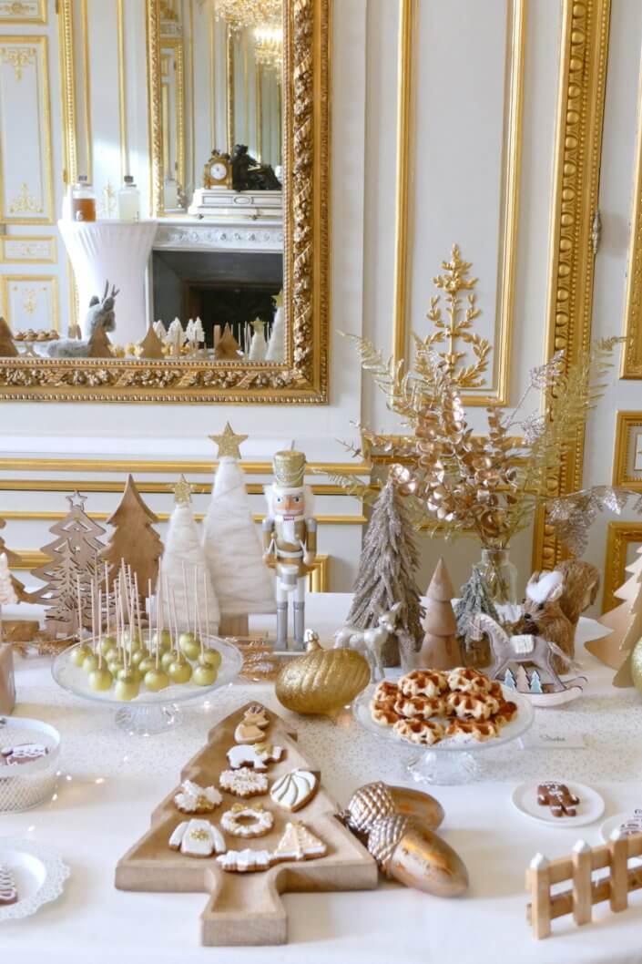 Goûter de Noël en or et blanc par Studio Candy pour le CIC avec scénographie et art de la table sur mesure, pâtisseries de Noël et candy bar