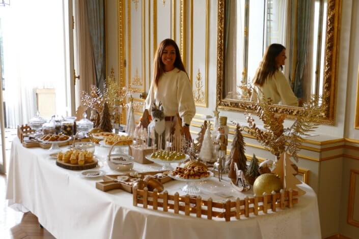 Goûter de Noël en or et blanc par Studio Candy pour le CIC avec scénographie et art de la table sur mesure, pâtisseries de Noël et candy bar