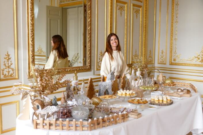 Goûter de Noël en or et blanc par Studio Candy pour le CIC avec scénographie et art de la table sur mesure, pâtisseries de Noël et candy bar