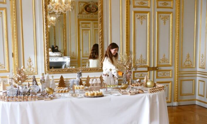 Goûter de Noël en or et blanc par Studio Candy pour le CIC avec scénographie et art de la table sur mesure, pâtisseries de Noël et candy bar