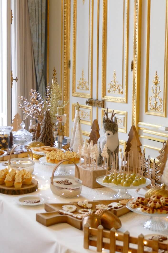 Goûter de Noël en or et blanc par Studio Candy pour le CIC avec scénographie et art de la table sur mesure, pâtisseries de Noël et candy bar