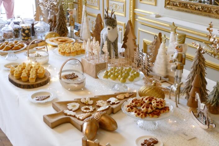 Goûter de Noël en or et blanc par Studio Candy pour le CIC avec scénographie et art de la table sur mesure, pâtisseries de Noël et candy bar