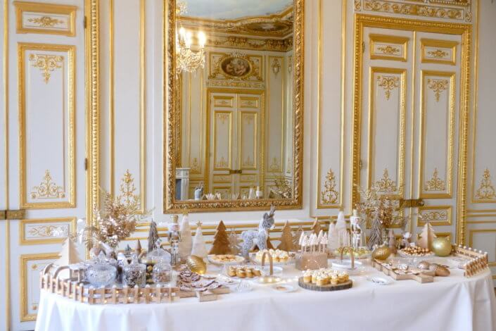 Goûter de Noël en or et blanc par Studio Candy pour le CIC avec scénographie et art de la table sur mesure, pâtisseries de Noël et candy bar