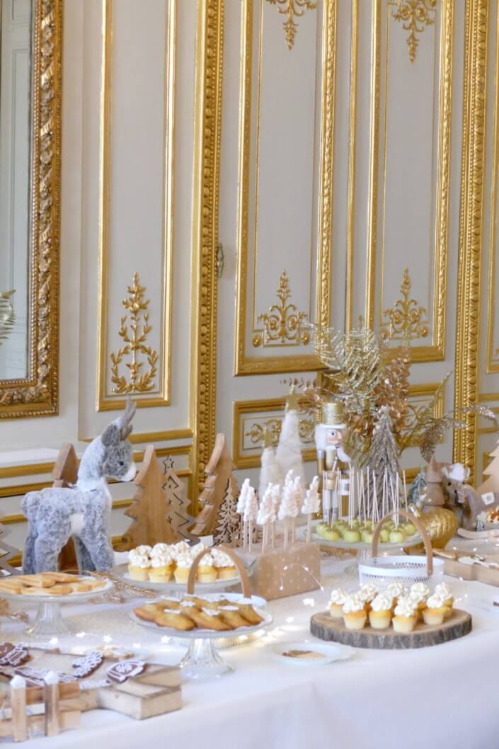 Goûter de Noël en or et blanc par Studio Candy pour le CIC avec scénographie et art de la table sur mesure, pâtisseries de Noël et candy bar