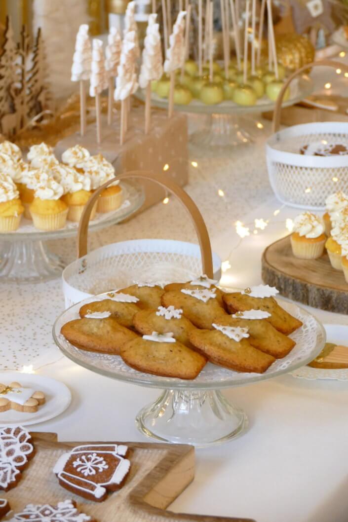 Goûter de Noël en or et blanc par Studio Candy pour le CIC avec scénographie et art de la table sur mesure, pâtisseries de Noël et candy bar