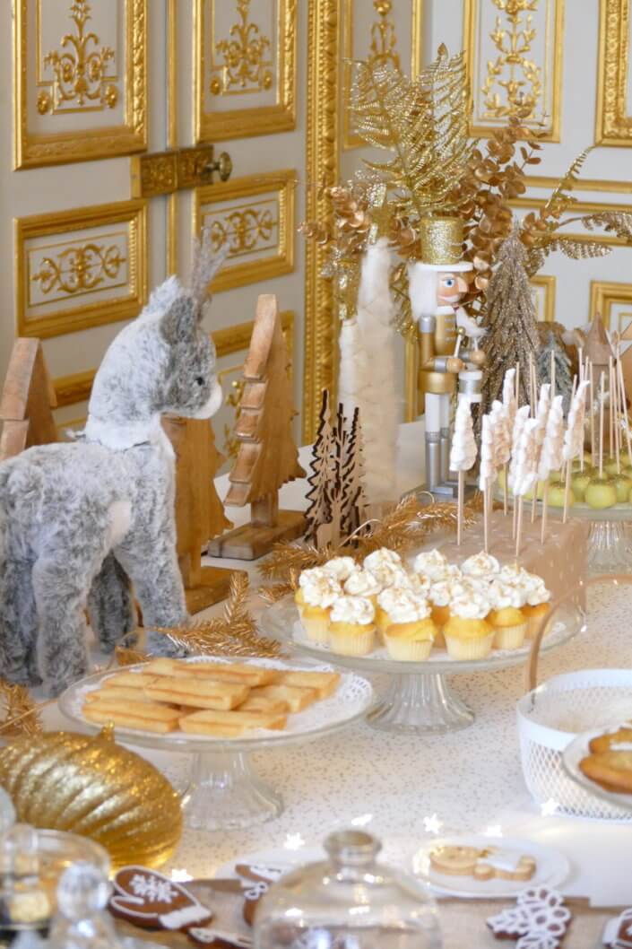 Goûter de Noël en or et blanc par Studio Candy pour le CIC avec scénographie et art de la table sur mesure, pâtisseries de Noël et candy bar