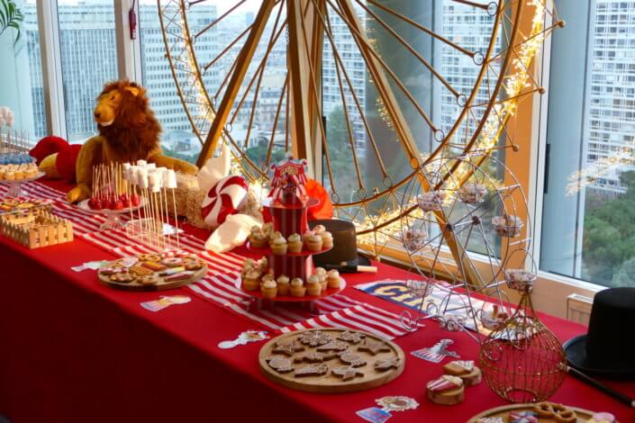 Arbre de Noël chez le groupe Amundi thème Fête Foraine ! Du rouge, des ballons, une grande roue, un lion qui veille sur le goûter des enfants,