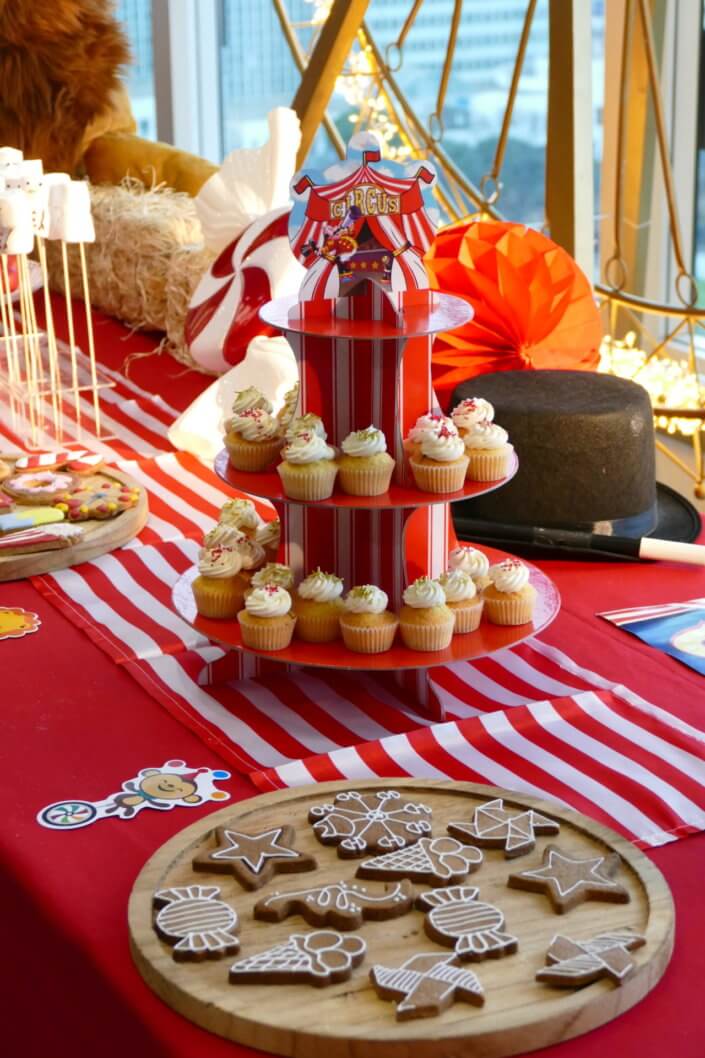 Arbre de Noël chez le groupe Amundi thème Fête Foraine ! Du rouge, des ballons, une grande roue, un lion qui veille sur le goûter des enfants,