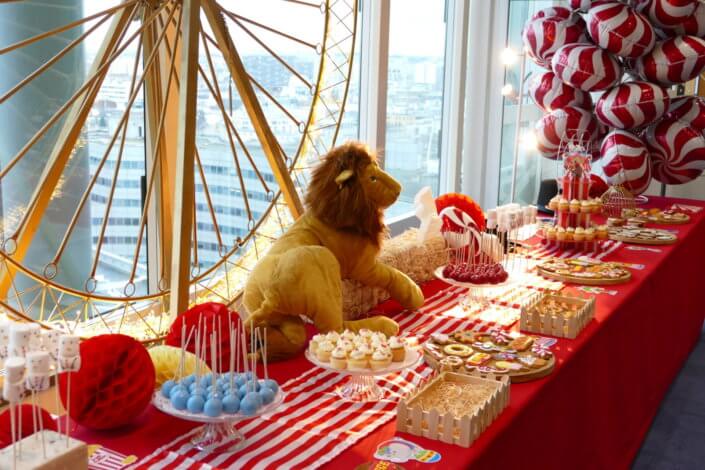 Arbre de Noël chez le groupe Amundi thème Fëte Foraine ! Du rouge, des ballons, une grande roue, un lion qui veille sur le goûter des enfants,