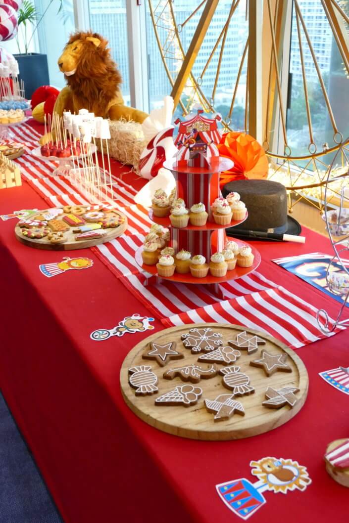 Arbre de Noël chez le groupe Amundi thème Fête Foraine ! Du rouge, des ballons, une grande roue, un lion qui veille sur le goûter des enfants,