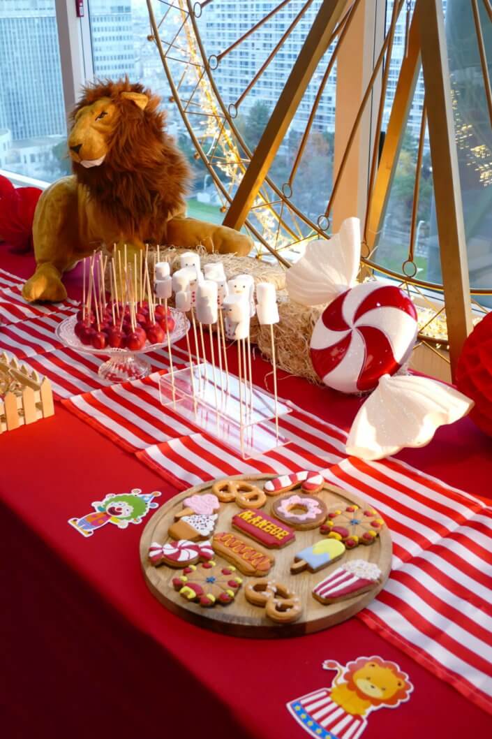 Arbre de Noël chez le groupe Amundi thème Fête Foraine ! Du rouge, des ballons, une grande roue, un lion qui veille sur le goûter des enfants,