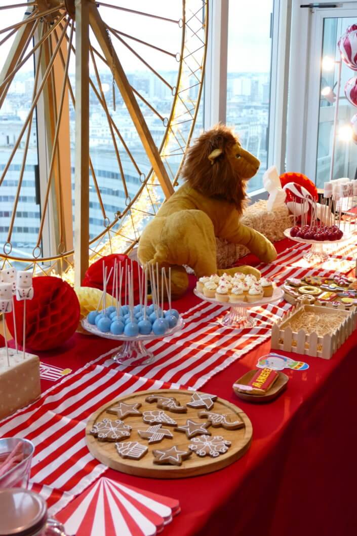 Arbre de Noël chez le groupe Amundi thème Fête Foraine ! Du rouge, des ballons, une grande roue, un lion qui veille sur le goûter des enfants,